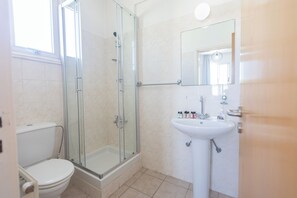 Ensemble douche/baignoire, sèche-cheveux, serviettes fournies