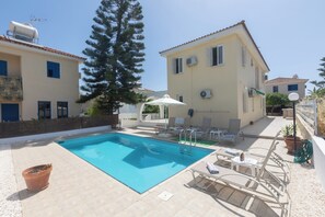 Piscine extérieure, chaises longues