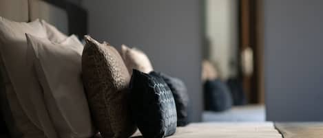 Dobbelt- eller tomannsrom – deluxe | Sengetøy av topp kvalitet, memory foam-senger, minibar og safe på rommet