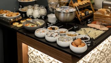 Kontinental morgenmad hver dag (12 EUR pr. person)