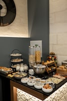 Daily continental breakfast (EUR 12 per person)