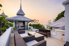 Terrace/patio - Yizen Beachfront Seaview Villa Wongamat Beach (Muang Pattaya)