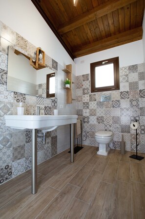 Superior kamer | Badkamer | Een douche, een regendouche, een haardroger, handdoeken