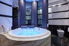 디럭스룸, 온수 욕조 | 욕실 | 헤어드라이어, 슬리퍼, 비데, 타월