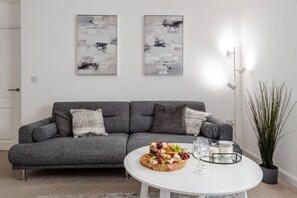 TV - Luxury 2 bed apartment in Wolverhampton CityCentre (Wolverhampton)