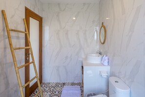 Deluxe Room, Non Smoking, Pool View | Bathroom | Shower, rainfall showerhead, free toiletries, hair dryer - Kasmaran Bali Guest House (Munggu)