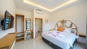 Phòng Deluxe, không hút thuốc, quang cảnh hồ bơi | Chăn bông, nệm có lớp đệm bông, két bảo mật tại phòng
