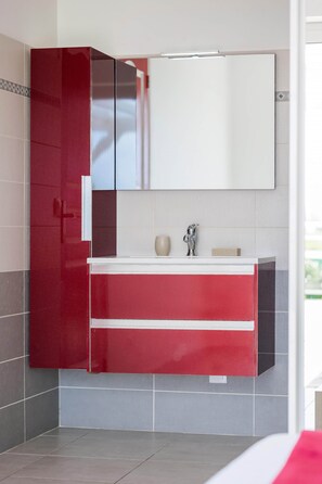 Shower, hair dryer, towels, soap - Villa Rubis - Luxury Creole villa, panoramic ocean view (Saint-Francois)