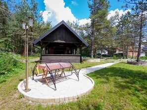 Outdoor dining - Rooms Željko, (16410), Rudanovac, hr (Rudanovac)