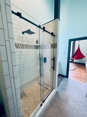 Rainfall showerhead, hair dryer, towels