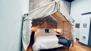 Escritorio, tabla de planchar con plancha, wifi gratis y ropa de cama