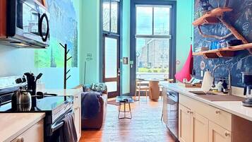 Frigorifero, microonde, forno, piano cottura