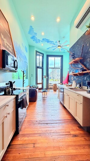 Køleskab, mikrobølgeovn, ovn, kogeplade