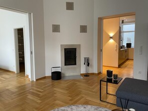Suíte urbana, lareira, vista para a cidade (including EUR 80 Cleaning Fee) | Área de estar | TV de tela plana 50 polegadas com canais via satélite, TV