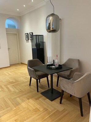 Suite Kota, perapian, pemandangan kota (including EUR 80 Cleaning Fee) | Makan di kamar