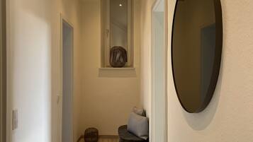 Appartement Standard (including EUR 70 Cleaning Fee) | Décoration personnalisée, ameublement personnalisé, lit parapluie