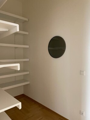 City Suite, Fireplace, City View (including EUR 80 Cleaning Fee) | Wardrobe