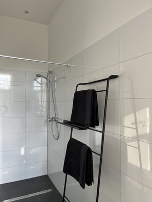 Standard Apartment (including EUR 70 Cleaning Fee) | Bathroom | Hair dryer, towels