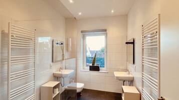 Familienapartment (inklusive EUR 90 Reinigungsgebühr) | Badezimmer | Haartrockner, Handtücher
