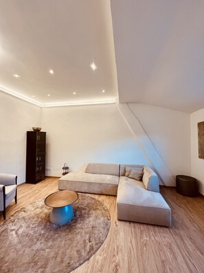 Apartemen Keluarga (including EUR 90 Cleaning Fee) | Area keluarga | Televisi layar datar 50-inci dengan saluran TV satelit dan TV