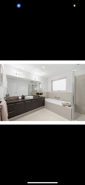 Bathtub, towels