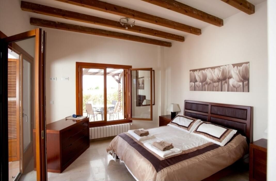 3 dormitorios, tabla de planchar con plancha, cuna de viaje