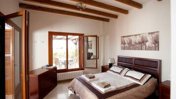 3 dormitorios, tabla de planchar con plancha, cuna de viaje