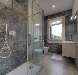 Douche, sèche-cheveux, bidet, serviettes fournies