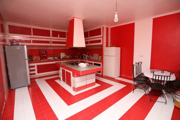 Fridge, oven, stovetop, coffee/tea maker