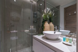 Bathroom - Stunning Apt Marina view with Balcony (Dubai)