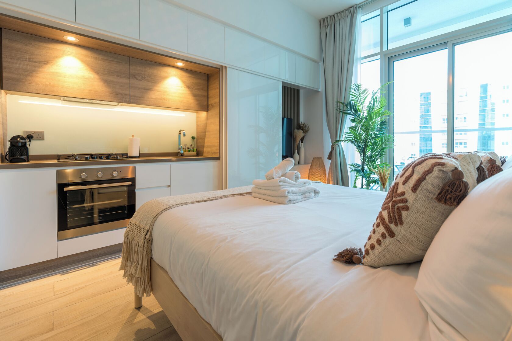 Apartment (0 Bedroom) | Private kitchenette | Microwave, oven, stovetop, electric kettle