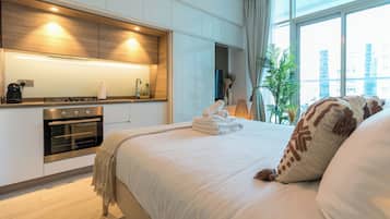 Apartment (0 Bedroom) | Private kitchenette | Microwave, oven, stovetop, electric kettle