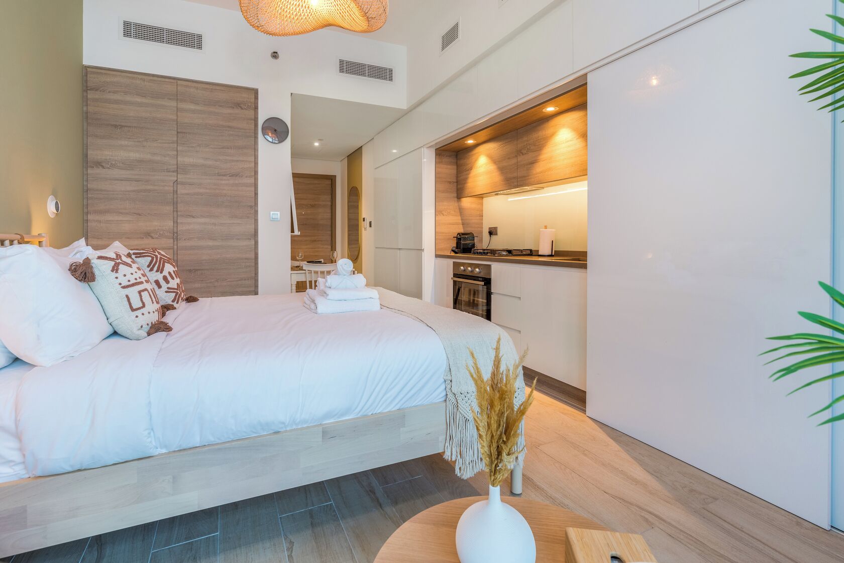 公寓 (0 Bedroom) | 起居区 | 55-厘米等离子电视 （配备卫星频道）、电视