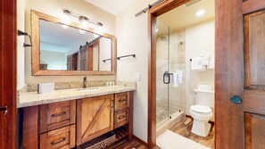 Condo, 2 chambres | Salle de bain | Serviettes fournies, shampooing