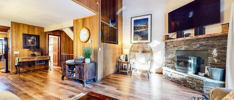 Condo, 2 habitaciones | Área de sala de estar | Smart TV