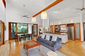 Smart TV, books - Beautiful Beachhouse In Central Point Lookout (Point Lookout)