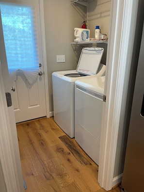 Interior - Beautiful mountain cottage - 2br 2ba - close to everything!! (Boone)