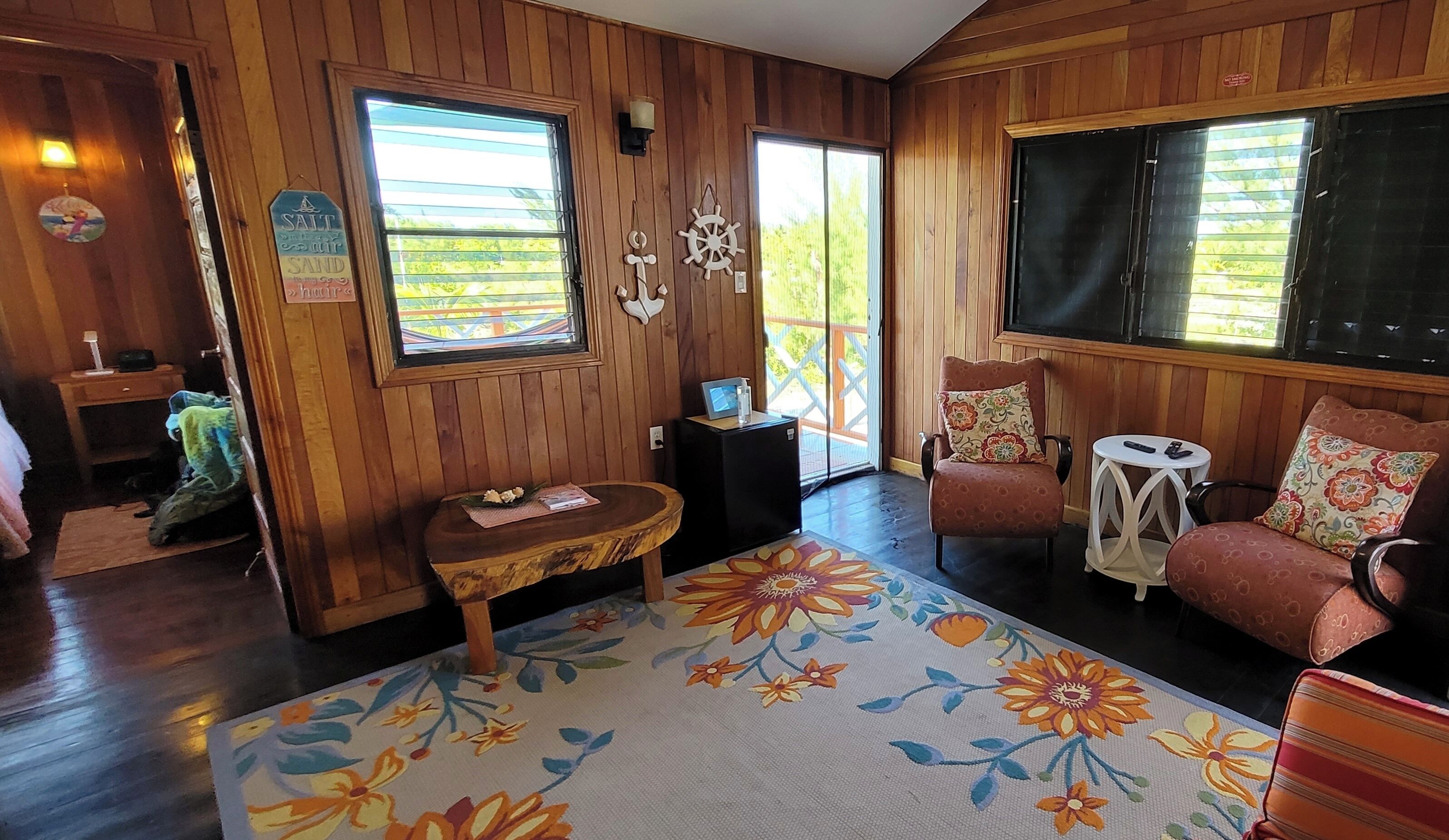 標準平房 | 起居區 | 32-吋智慧型電視、數位頻道、電視、Netflix