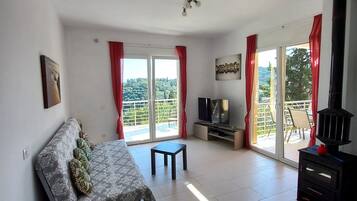 Een televisie en boeken