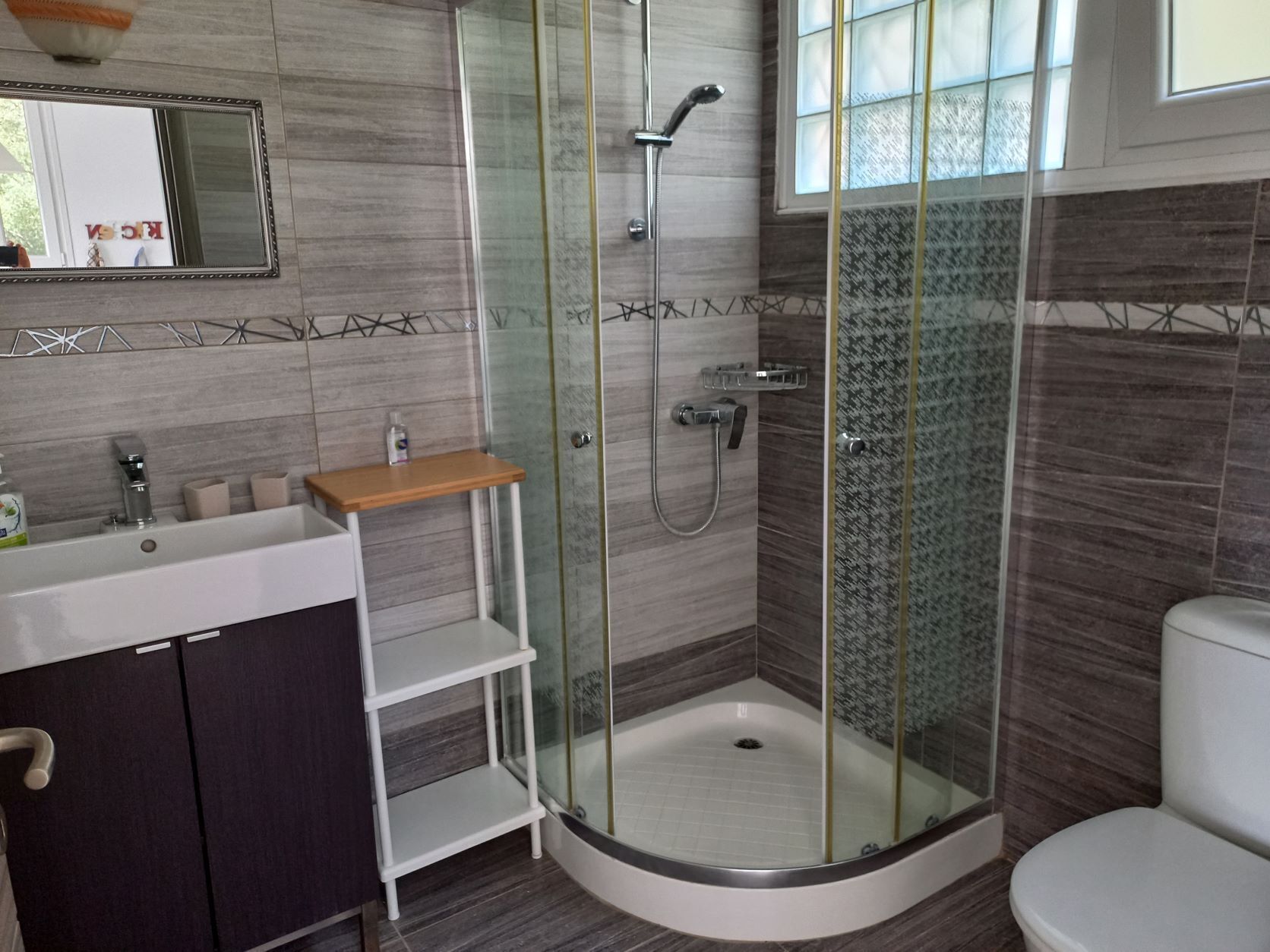 Een douche, handdoeken, toiletpapier