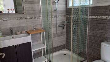 Een douche, handdoeken, toiletpapier