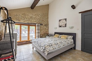 6 bedrooms, iron/ironing board, free WiFi, bed sheets
