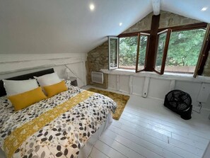 6 bedrooms, iron/ironing board, free WiFi, bed sheets