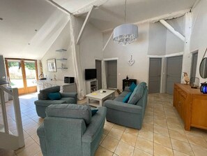 Smart TV, fireplace, ping pong, books - Tranquil farmhouse property with private pool (Sérignac-Péboudou)
