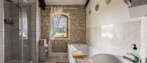 Badewanne, Haartrockner, HandtĂŒcher, Seife