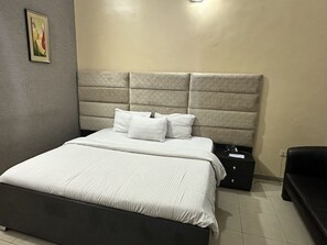 Kamar Deluks | Selimut bulu angsa, busa memori, meja kerja, dan Wi-Fi gratis