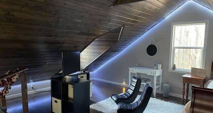 Cabin - secluded and Guntersville Lake w/hot tub and fire pit