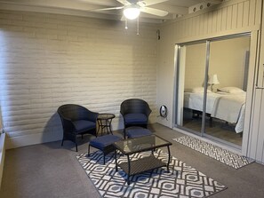 2 bedrooms, desk, iron/ironing board, free WiFi - Beautiful townhouse in a quiet neighborhood. (Green Valley)