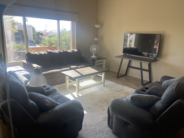 Smart TV, books, computer monitors - Beautiful townhouse in a quiet neighborhood. (Green Valley)