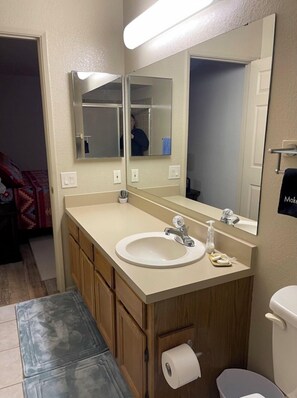 Combined shower/bathtub, hair dryer, towels, soap - Beautiful townhouse in a quiet neighborhood. (Green Valley)